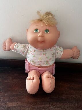 Vintage 1995 Cabbage Patch Doll Blonde Green Eyes White Shirt Pink Cover